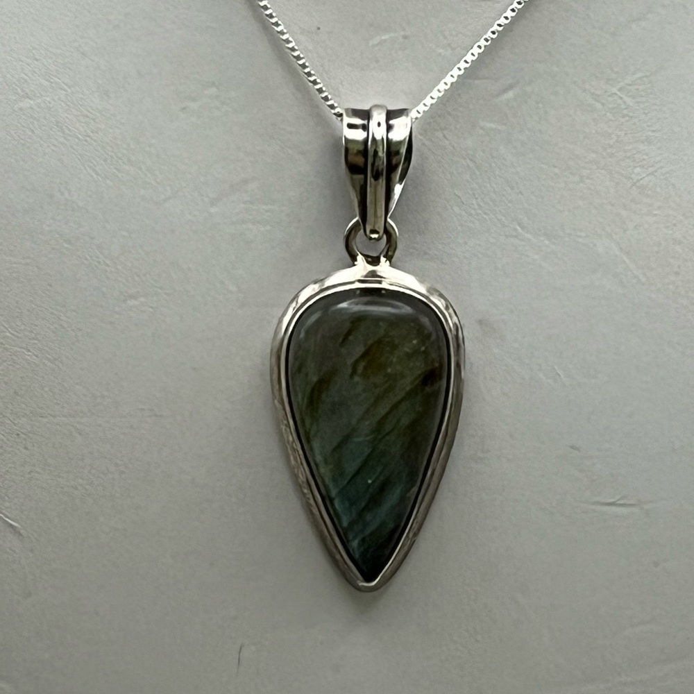 Elegant Silver Pendant and Labradorite Gemstone Necklace